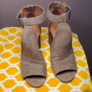 Universal Thread Heeled Sandals Size 9
